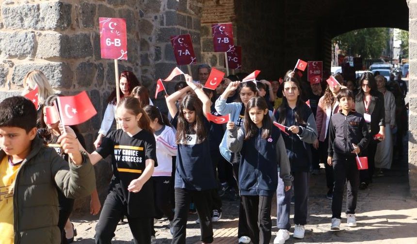 Diyarbakır’da öğrenciler Türk bayrağı ile yürüdü
