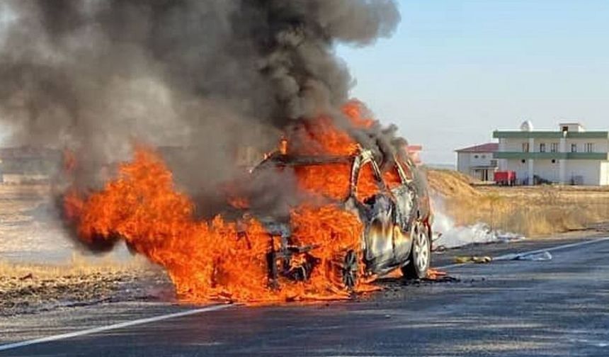 Diyarbakır'da otomobil alev topuna döndü: Canını zor kurtardı