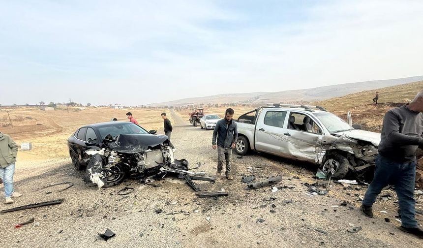 Diyarbakır'da kaza yapan araçlar hurdaya döndü! Yaralılar var