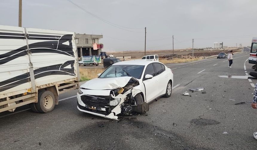 Diyarbakır'da traktör ile otomobil kazası: Yaralı var!