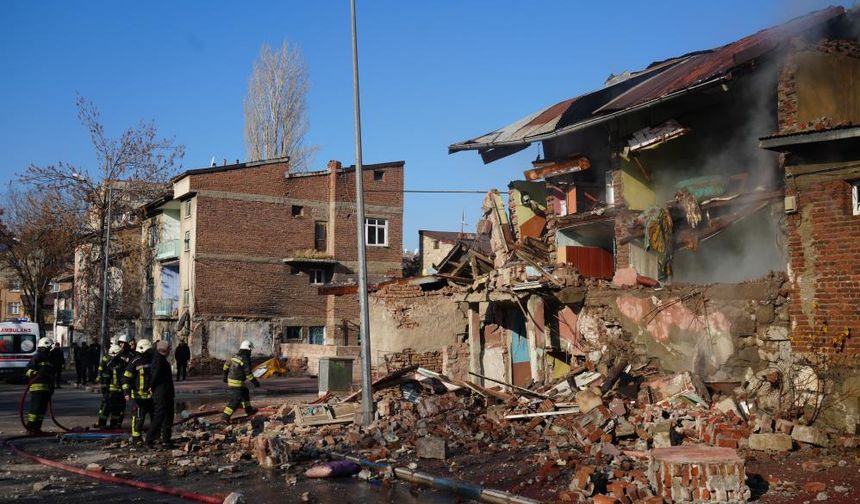 Doğalgaz patlaması: 2 ev çöktü, yaralı var!