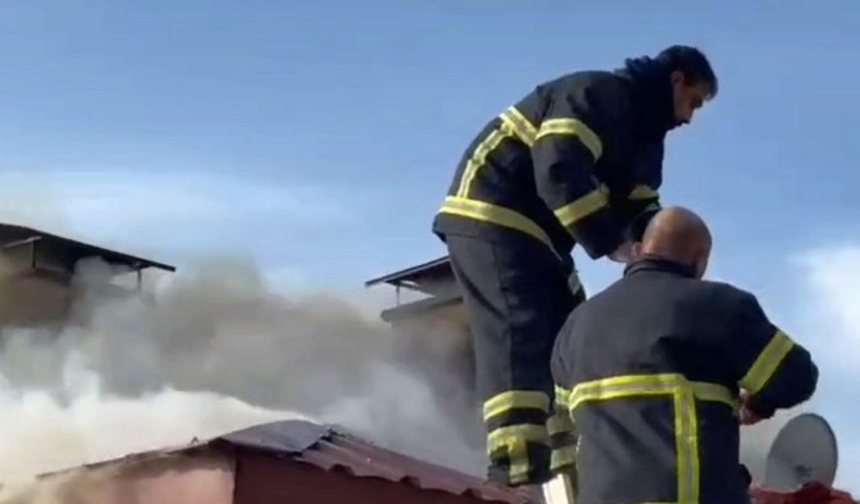 Elazığ’ın ilçesinde korkutan çatı yangını çıktı!