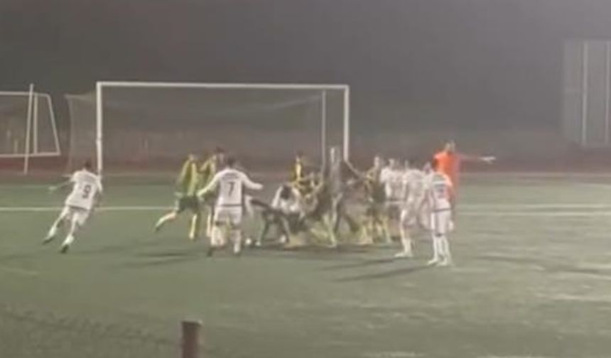 Futbolcular tekme tokat birbirine girdi