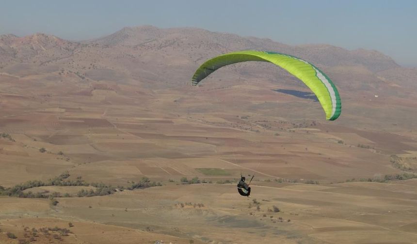 Yamaç paraşütü yapıp havada ayran içti