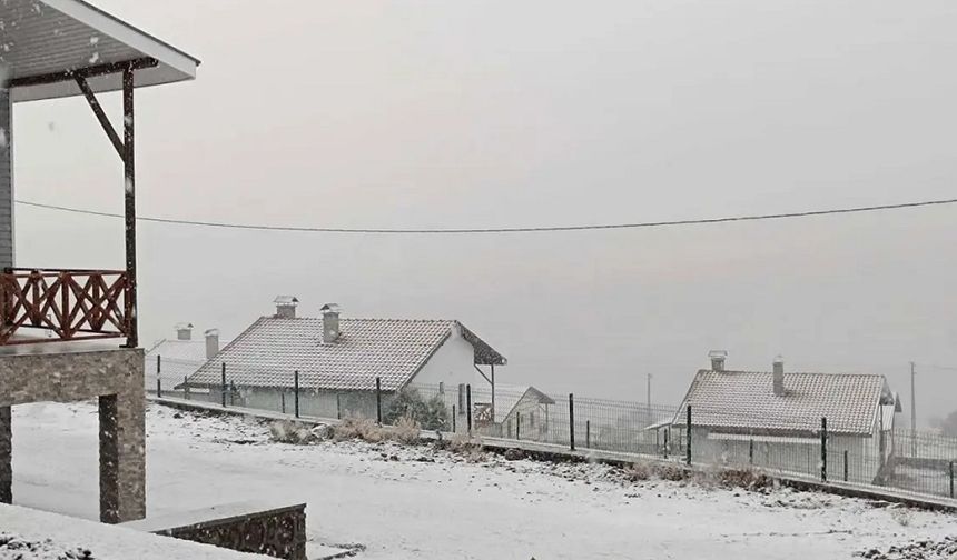 Mevsimin ilk karı yağdı: O ilçe beyaza büründü!