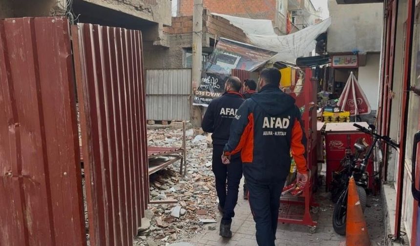 Diyarbakır’da binayı yıkarken altında kaldı: Ağır yaralı var!