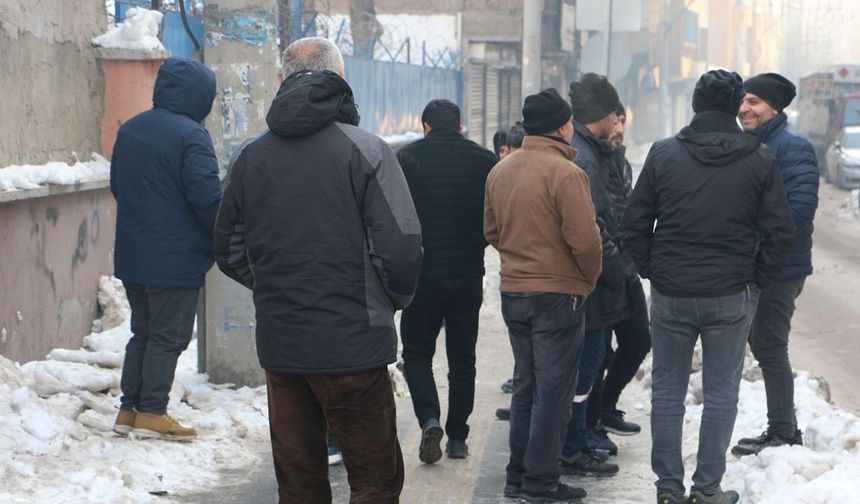 Diyarbakır’da 83 kişi evinden oldu: Nöbet tutuyorlar!
