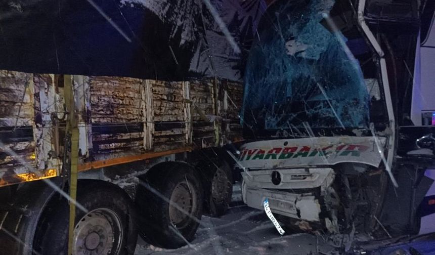 Diyarbakır yolcu otobüsü TIR'a çarptı: Yaralılar var