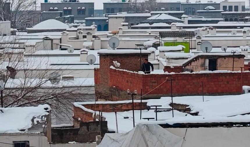 Diyarbakır’da kar yağışı sonrası “dam” mesaisi başladı!