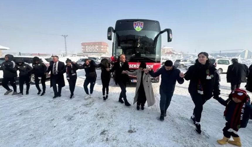 Hakkari'de Erdoğan’ın hediyesini halaylarla kutladılar