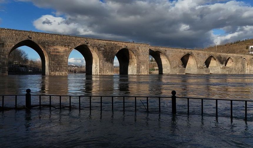 Dicle Nehri'nde seviyesi yükseldi: On Gözlü Köprü'den görüntüler