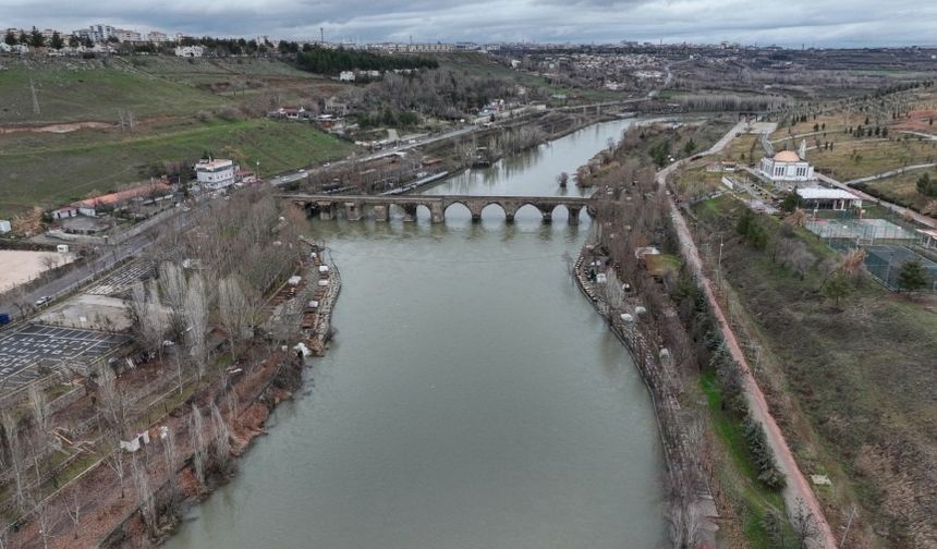 Diyarbakır Büyükşehir’den On Gözlü Köprü açıklaması: "İşletmeler sular altında..."