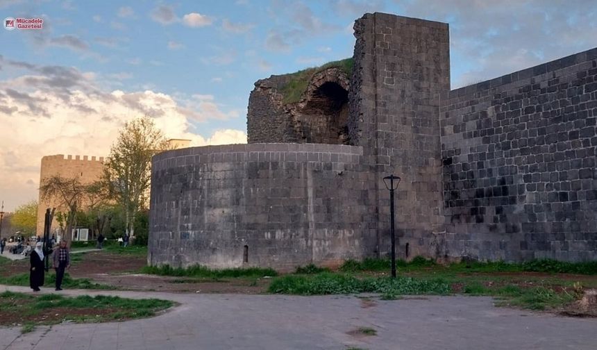 Diyarbakır Surları 'yazı tahtası' oldu: Kalp, şekil, tarih…