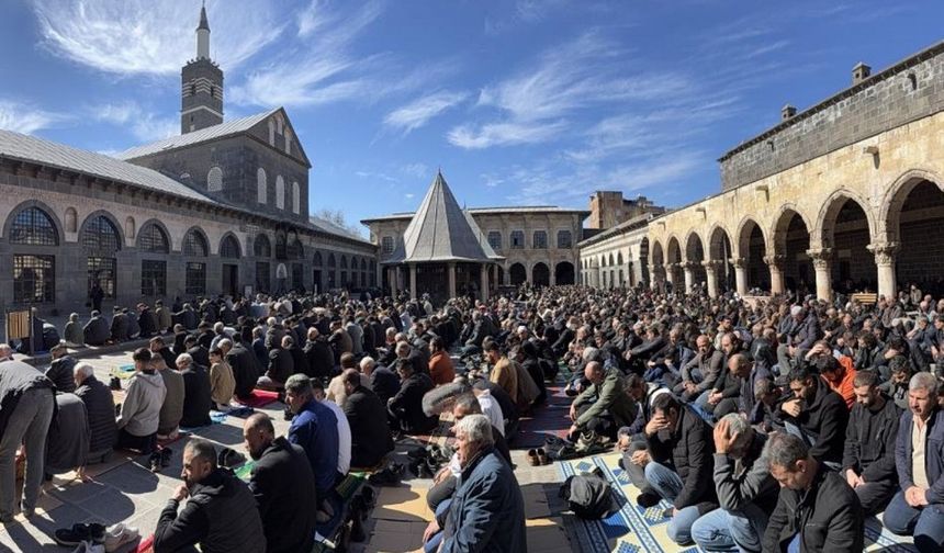 Diyarbakır’da Ramazanın ilk cuması: Ulu Cami doldu taştı