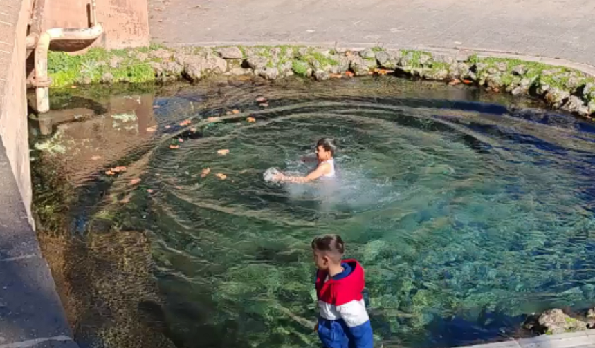 Diyarbakır usulü kış: Soğuğa meydan okuyan çocuklar Anzele’de!