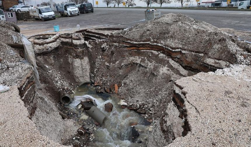 Diyarbakır'da yol çöktü, dev çukur oluştu: İşte adresi!