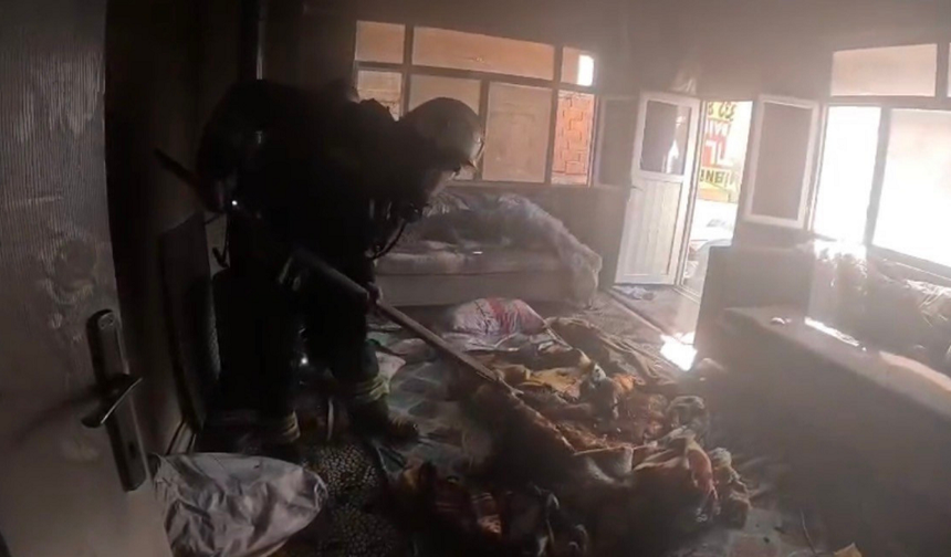 Diyarbakır’da evini ateşe verdi: Söndürme anı itfaiye erinin kamerasına yansıdı!