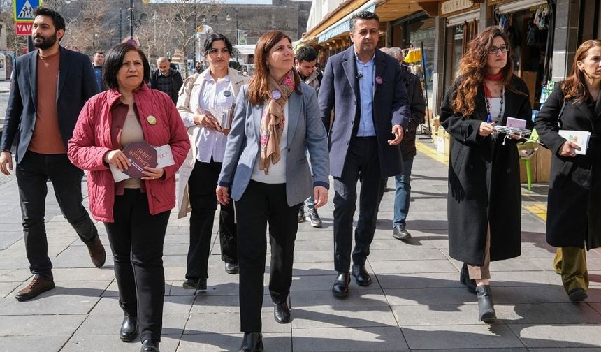 Diyarbakır’da belediye sokağa indi: Kürtçe kampanyası başlatıldı