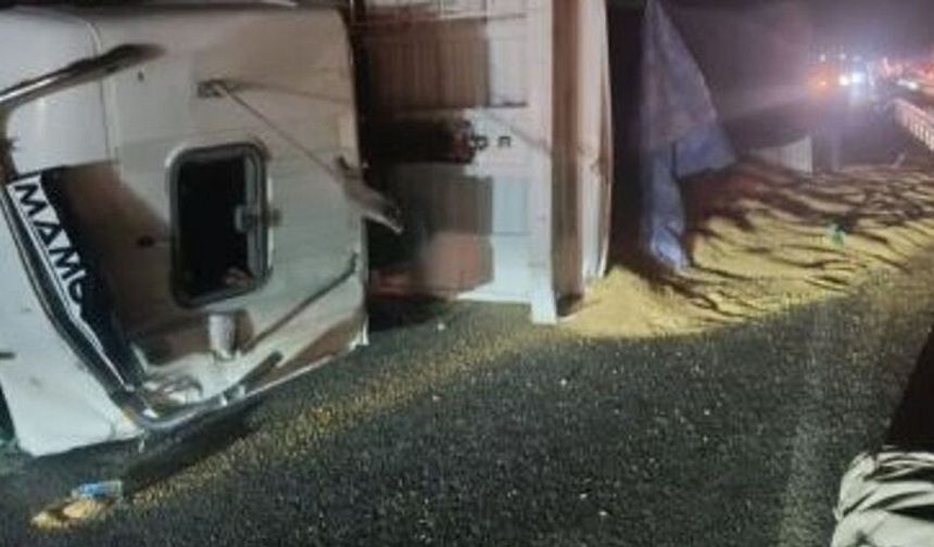 Diyarbakır'da buğday yüklü TIR devrildi