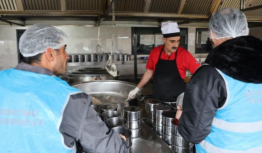 Diyarbakır'da hükümlüler, günlük 3 bin kişiye iftar yemeği ulaştırıyor