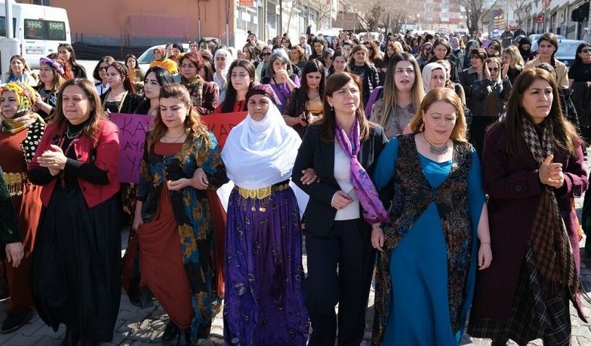 Diyarbakır’da onlarca kadın yürüdü: Halaylar çekildi