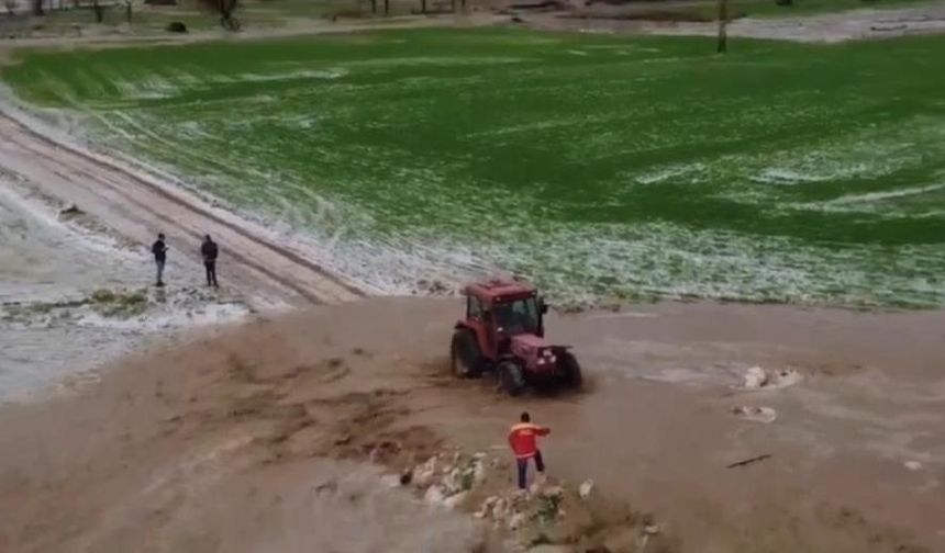 Diyarbakır’da tarlada mahsur kaldı, traktörle kurtarıldı