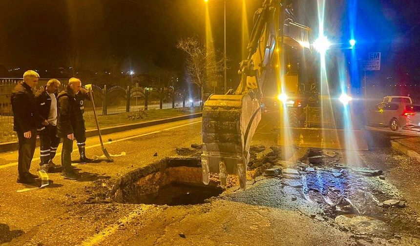Diyarbakır’da yol çöktü: Sebebi belli oldu!