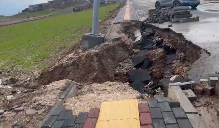 Diyarbakır'ın ilçesinde yol yarıldı: İşte o görüntüler!