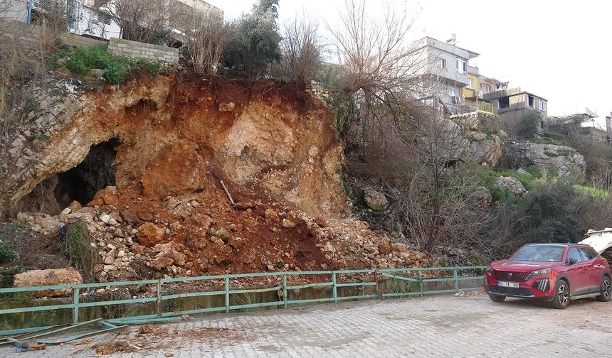 Heyelan oldu evin altından mağara çıktı!