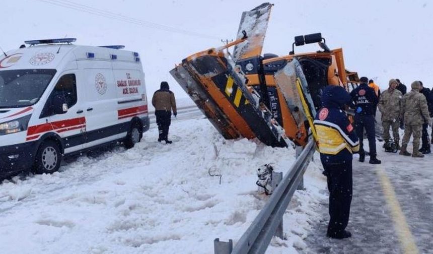 Van'da Karayollarına ait iş makinesi kaza yaptı: Ölüler var!