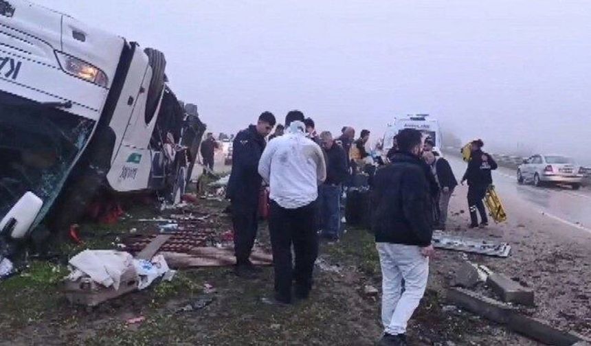 Yolcu otobüsü devrildi: Ölü ve çok sayıda yaralı var