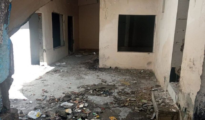 Diyarbakır’da korkutan görüntü: Evin altından su çıktı, aile tedirgin!