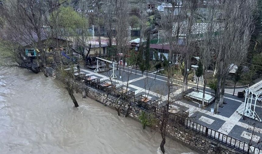 Diyarbakır’ı sel vurdu: Restoran ve kafeler su altında kaldı!