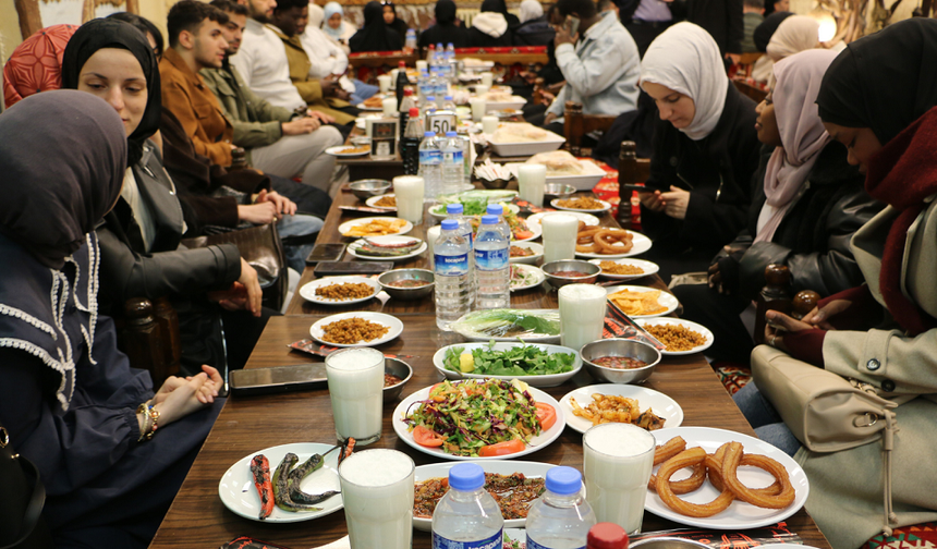 Dicle Üniversitesi'nde Türkmenler ve Filistinli öğrenciler iftarda buluştu!