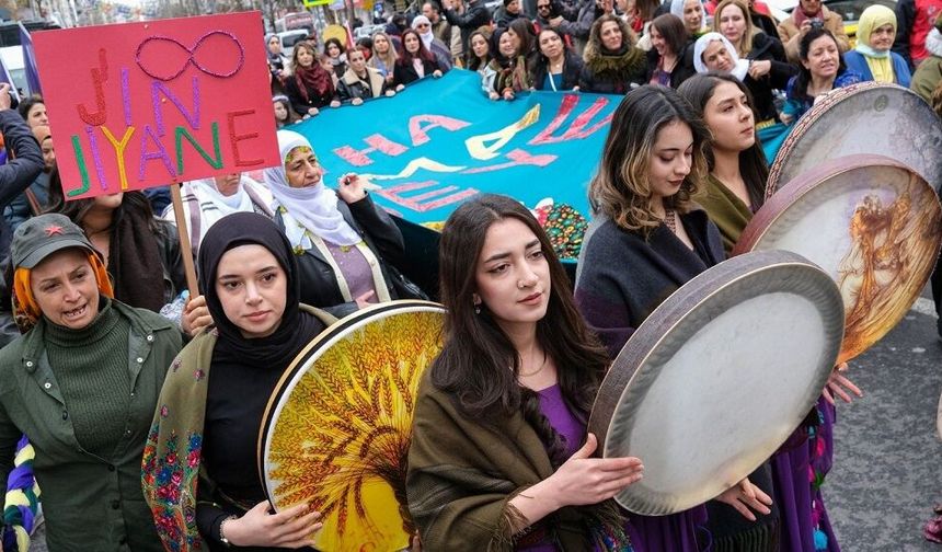 Diyarbakır'da 8 Mart mitingi: Kadınlar meydanda buluştu