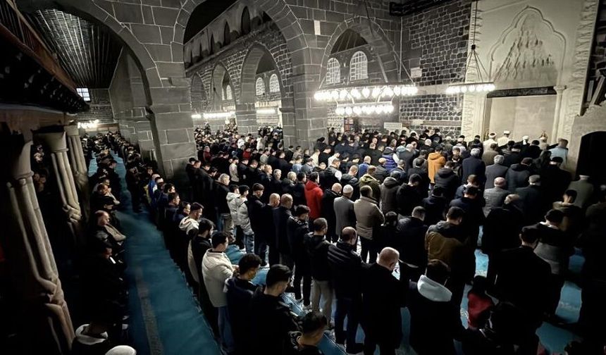 Diyarbakır Ulu Cami bayram namazında doldu taştı