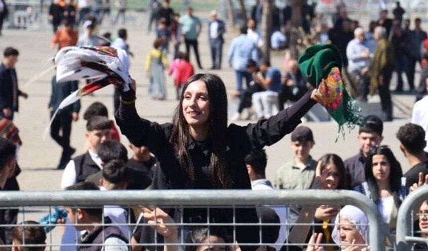 Diyarbakır’daki Newroz’da şal takmıştı: Hapis cezası aldı!