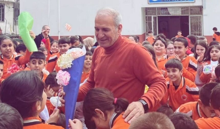 40 yıllık mesleğine veda etti: Diyarbakır'da güllerle uğurlandı