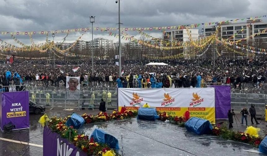 Diyarbakır Newrozu’nda Öcalan’ın mesajı okundu: “Yeni bir sayfa açılmıştır…”