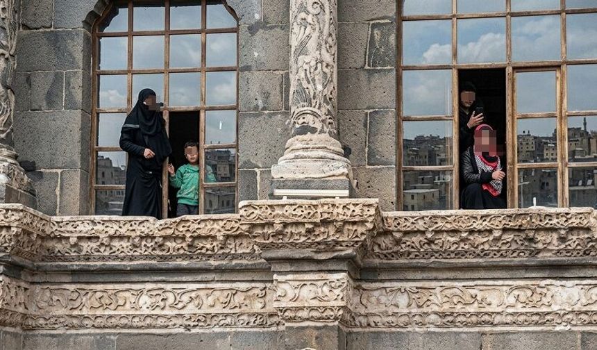 Diyarbakır Ulu Cami'de bir grup kadın, erkeklere başörtülerini attı: Sebebi ortaya çıktı!