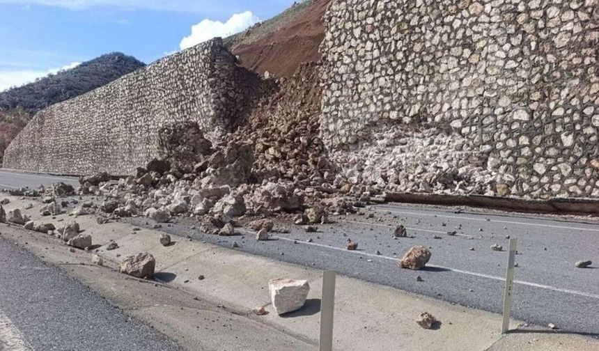 Diyarbakır yolundaki istinat duvarı yıkıldı