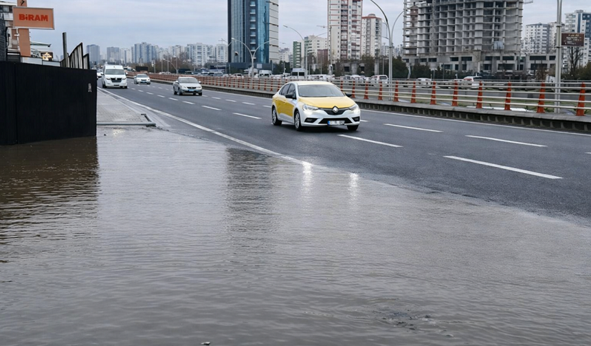 Diyarbakır’a yağmur yağdı: Doğum Hastanesi önü çileye döndü!