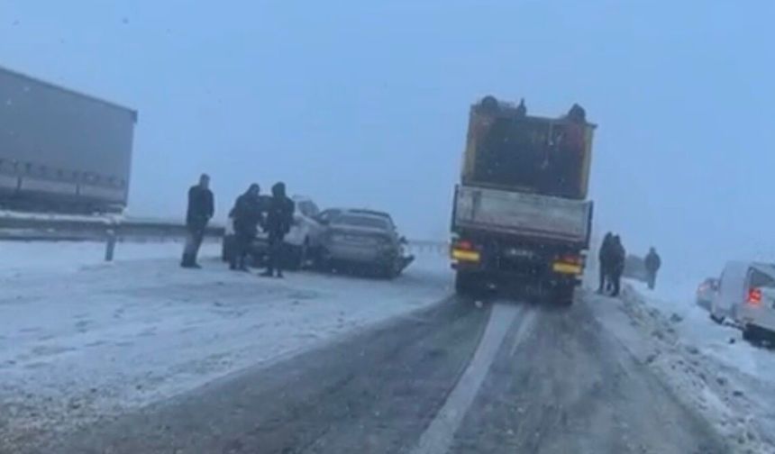 Diyarbakır’da kar yağışı kazayı beraberinde getirdi: 10 araç birbirine girdi!