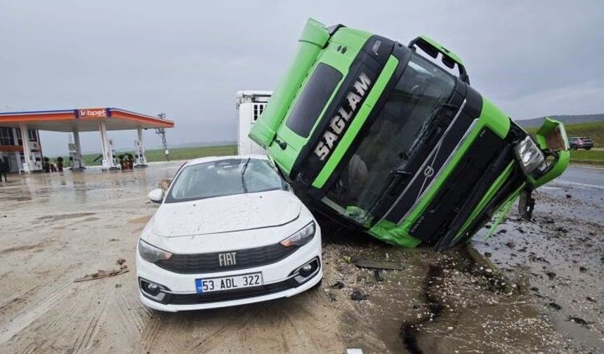 Diyarbakır’da TIR otomobilin üstüne devrildi