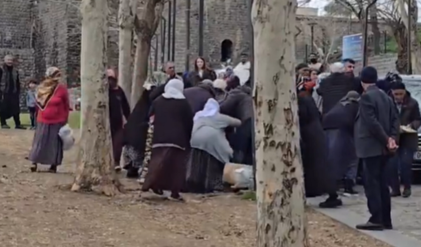 Diyarbakır’da ‘yardım’ izdihamı: Parayı duyan koştu!