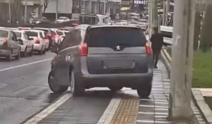 Diyarbakır'da "yok artık" dedirten görüntü: Kaldırıma çıktı, yayalara kızdı!