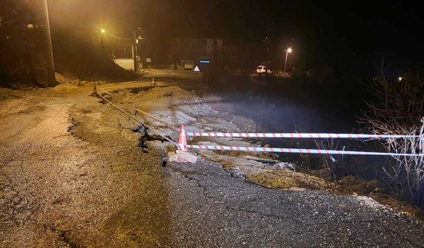 Diyarbakır’da yol çöktü: 11 köy yolu ulaşıma kapandı!