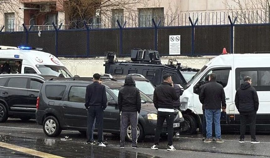 Diyarbakır'da yolcu minibüsü otomobillerle çarpıştı: Yaralılar var!