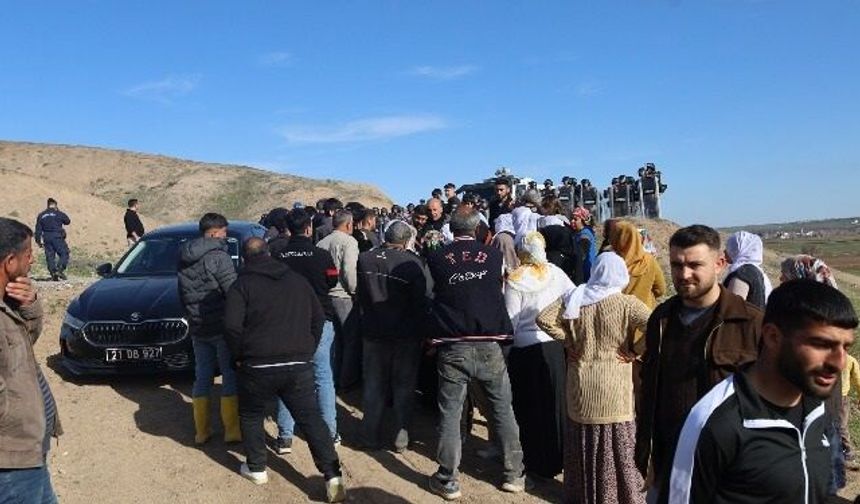 Diyarbakır’daki köyde neler oluyor? Jandarma ve köylü karşı karşıya!