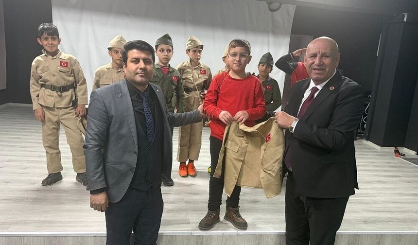 MHP’den Diyarbakırlı öğrencilere asker elbisesi jesti!